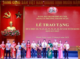 Đảng ủy phường Thanh Xuân tổ chức Lễ trao tặng Huy hiệu Đảng đợt 02/9