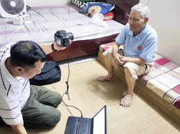 Phường Thanh Xuân hỗ trợ thu nhận thẻ Đảng cho Đảng viên già yếu, đi lại khó khăn