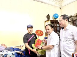 Phường Bạch Mai tri ân, tặng quà người có công nhân kỷ niệm 80 năm Quốc khánh