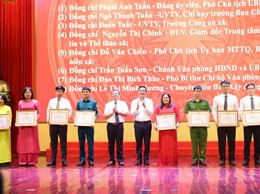 Đảng ủy xã Quang Minh khen thưởng cho các tập thể, cá nhân có thành tích xuất sắc trong công tác tổ chức Đại hội Đảng bộ xã Quang Minh lần thứ I, nhiệm kỳ 2025-2030