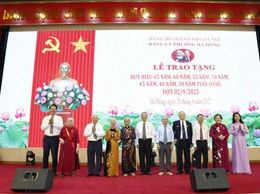 Đảng ủy phường Hà Đông trao Huy hiệu Đảng cho 405 đảng viên dịp 2/9