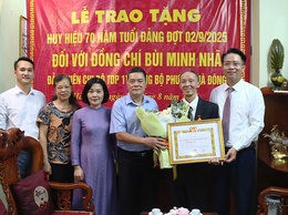 Đảng ủy phường Hà Đông trao huy hiệu 80 năm, 70 năm tuổi Đảng cho các đảng viên lão thành
