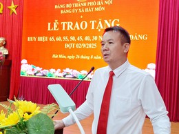 Xã Hát Môn trao Huy hiệu Đảng tặng 60 đảng viên đợt 2/9