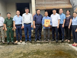 Đoàn công tác của Uỷ ban MTTQ Việt Nam Thành Phố Hà Nội tặng quà hội viên, đoàn viên hoàn cảnh đặc biệt khó khăn tại xã Trần Phú