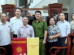 Đồng chí Nguyễn Hoàng Trường-Bí thư Đảng uỷ, Chủ tịch HĐND xã thăm, tặng quà người có công tiêu biểu