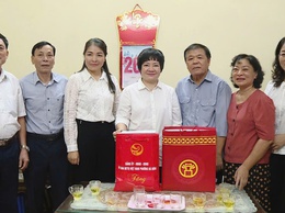 Chủ tịch UBND phường Hà Đông thăm, tặng quà người có công nhân dịp 2/9