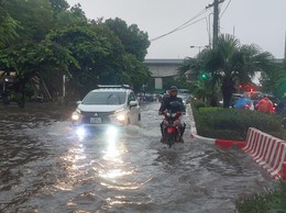 Ảnh hưởng bão số 5: Hà Nội nhiều tuyến phố bị ngập úng cục bộ, đề phòng sạt lở đất