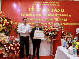 Phó Chủ tịch Thường trực UBND TP Lê Hồng Sơn trao Huy hiệu 80 năm tuổi Đảng cho đảng viên lão thành phường Dương Nội