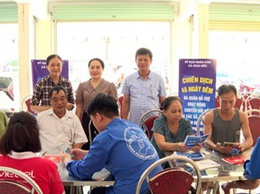 Đồng chí Nguyễn Huy Hoàng-Phó Bí thư Đảng uỷ, Chủ tịch UBND xã thăm & kiểm tra các điểm “Bình dân học vụ số” lưu động trên địa bàn xã