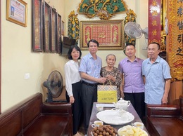 Đảng ủy, HĐND, UBND, UBMTTQ phường Kiến Hưng thăm tặng quà người có công với cách mạng tiêu biểu