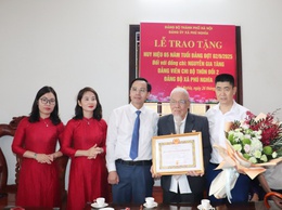 Đồng chí Trịnh Tiến Tường – Bí thư Đảng ủy, Chủ tịch HĐND xã Phú Nghĩa trao tặng huy hiệu Đảng đợt 02/9 tại gia đình 03 đảng viên