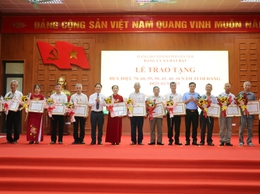 Lễ trao tặng Huy hiệu 70, 60, 55, 50, 45, 40 và 30 năm tuổi Đảng đợt 2/9