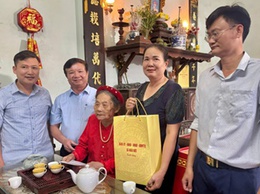 Đồng chí Trần Văn Nghĩa – Phó Bí thư Thường trực Đảng uỷ xã tặng quà người có công tiêu biểu nhân dịp Kỷ niệm 80 năm Quốc khánh nước Cộng hoà xã hội chủ nghĩa Việt Nam