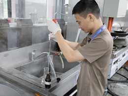 CDC Hà Nội kiểm tra công tác vệ sinh môi trường, chất lượng nước tại các khách sạn phục vụ Lễ kỷ niệm 80 năm Cách mạng Tháng Tám và Quốc khánh 2/9
