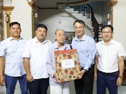 Lãnh đạo xã Mê Linh thăm, tặng quà các đối tượng chính sách, người có công dịp Quốc khánh 2/9