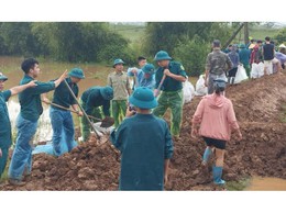 Các đồng chí Lãnh đạo UBND xã kiểm tra các điểm xung yếu, chủ động phòng chống bão số 5