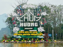 Các đồng chí lãnh đạo xã Hương Sơn khảo sát, kiểm tra công tác ứng phó mưa lũ tại khu di tích thắng cảnh Chùa Hương