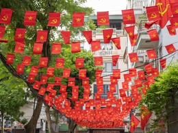 Tổ 8 phường Yên Hòa trang trí tuyên truyền chào mừng các ngày lễ, sự kiện trọng đại của Thủ đô và đất nước