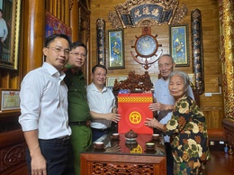 Các đồng chí lãnh đạo xã Tiến Thắng thăm, tặng quà người có công nhân dịp Quốc khánh 2/9