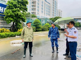Đồng chí Bí Thư Đảng uỷ phường Xuân Phương kiểm tra thực tế công tác phòng chống Úng lụt tại một số điểm trên địa bàn