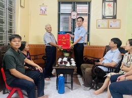 Đồng chí Nguyễn Mậu Quang- Phó Bí thư Thường trực Đảng ủy xã thăm, tặng quà các gia đình chính sách, người có công nhân kỷ niệm 80 năm Cách mạng Tháng Tám và Quốc khánh 2/9