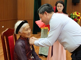 Trưởng ban Tổ chức Thành ủy Hà Nội Hà Minh Hải trao Huy hiệu Đảng tại xã Tiến Thắng