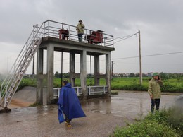Lãnh đạo UBND xã Thuận An kiểm tra tình hình úng ngập do ảnh hưởng bão số 5