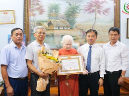 Đảng ủy xã Quốc Oai long trọng tổ chức Lễ trao Huy hiệu Đảng cho 59 đảng viên thuộc Đảng bộ xã, nhân dịp kỷ niệm 80 năm Quốc khánh 2/9.