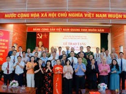 54 đảng viên phường Phú Thượng vinh dự nhận Huy hiệu Đảng đợt 2-9