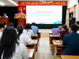 Sơn Tây khai giảng lớp bồi dưỡng nhận thức về Đảng tháng 8 năm 2025