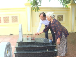 Lãnh đạo và nhân dân xã trang trọng dâng hương tưởng niệm các anh hùng liệt sỹ nhân dịp 80 năm Quốc khánh 2/9