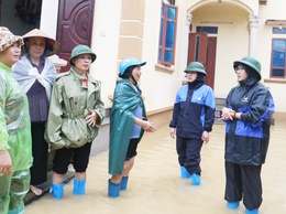 Các đồng chí Lãnh đạo xã Hòa Phú kiểm tra, động viên và trực tiếp hỗ trợ Nhân dân kê kích tài sản phòng ngập úng