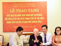 TRAO HUY HIỆU 80 NĂM TUỔI ĐẢNG TẶNG ĐẢNG VIÊN LÃO THÀNH VŨ THỊ TUYẾT MINH