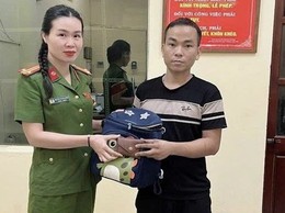CÔNG AN PHƯỜNG LÁNG TRAO TRẢ TÀI SẢN NGƯỜI DÂN BỎ QUÊN TRÊN XE TAXI