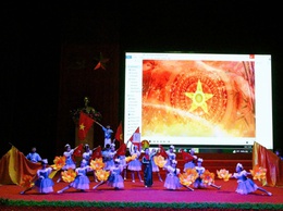 THIẾU NHI BÌNH MINH TOẢ SÁNG TẠI HỘI THI 