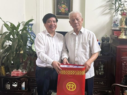 Đồng chí Nguyễn Hữu Tuyên - Bí thư Đảng ủy, Chủ tịch HĐND phường Tây Tựu thăm tặng quà người có công trên địa bàn