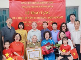 Đảng bộ phường Khương Đình: 188 đảng viên được tặng, truy tặng Huy hiệu Đảng