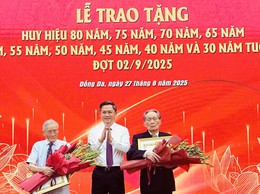 188 đảng viên phường Đống Đa vinh dự đón nhận Huy hiệu Đảng đợt 2/9