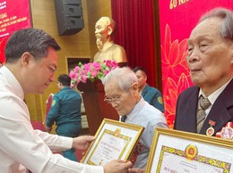 Phường Đống Đa có 190 đảng viên vinh dự nhận Huy hiệu Đảng