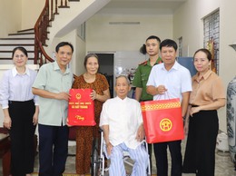 Các đồng chí lãnh đạo xã Bát Tràng thăm, tặng quà các đối tượng chính sách, người có công dịp Quốc khánh 2/9/2025