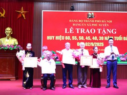 Xã Phú Xuyên tổ chức Lễ trao tặng Huy hiệu 60, 55, 50, 45, 40, 30 năm tuổi Đảng đợt 02/9/2025