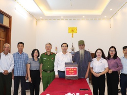 Lãnh đạo xã Phú Nghĩa thăm tặng quà các gia đình chính sách người có công nhân dịp kỷ niệm 80 năm Cách mạng tháng Tám thành công và Quốc khánh Nước Cộng hòa xã hội chủ nghĩa Việt Nam