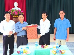 Lãnh đạo xã Phúc Thọ thăm, tặng quà người có công và cơ sở cách mạng dịp Quốc khánh 2/9