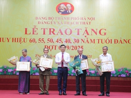 THẠCH THẤT:  TRAO TẶNG HUY HIỆU 60, 55, 50, 45, 40, 30 TUỔI ĐẢNG ĐỢT 02/9/2025 CHO 56 ĐẢNG VIÊN TRONG ĐẢNG BỘ