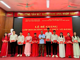 Bế giảng lớp Bồi dưỡng nhận thức về Đảng tháng 8 năm 2025.
