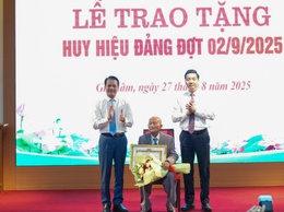 Đảng bộ xã Gia Lâm long trọng tổ chức Lễ trao Huy hiệu Đảng đợt 02/9/2025