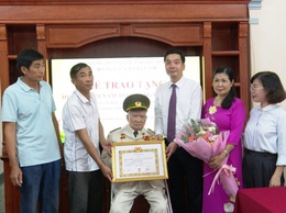 Lãnh đạo xã Gia Lâm trao Huy hiệu Đảng tại nhà và thăm, tặng quà Người có công nhân dịp 02/9