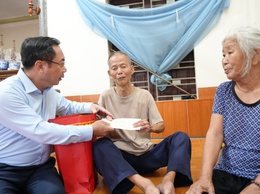 Lãnh đạo xã Hạ Bằng thăm, tặng quà hộ gia đình người có công tiêu biểu nhân dịp 80 năm Quốc khánh nước CHXHCN Việt Nam 