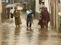 Đồng chí Chủ tịch UBND xã Hồng Vân kiểm tra, chỉ đạo khắc phục hậu quả do mưa lớn gây ra