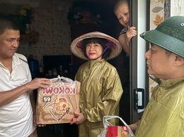 Lãnh đạo phường Bồ Đề thăm, động viên người dân bị ảnh hưởng của cơn bão số 5 trên địa bàn phường